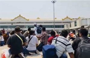Hành khách ở sân bay Mandalay, Myanmar được hướng dẫn sơ tán ra bên ngoài khi động đất xảy ra.