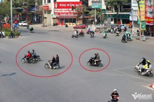 Đầu tháng 3/2025, người đi xe máy vẫn vượt đèn đỏ ở nơi vắng bóng cảnh sát.