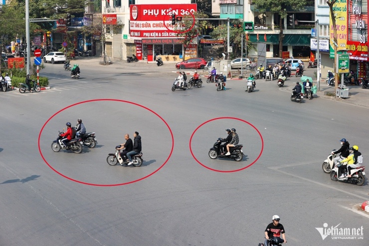 Đầu tháng 3/2025, người đi xe máy vẫn vượt đèn đỏ ở nơi vắng bóng cảnh sát.
