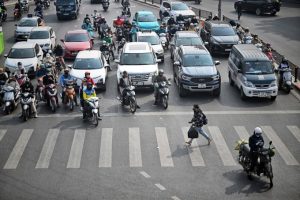 Người dần dừng chờ đèn đỏ ở Hà Nội, ngày 2/1/2025