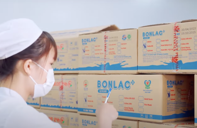 Sản phẩm sữa do Công ty CP Dược dinh dưỡng Hacofood Group trong đường dây sữa giả sản xuất.