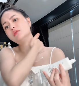 Trong một clip, Đoàn Di Băng nói đã dùng sản phẩm trước khi bán và khuyên khách hàng mua để chống nắng.
