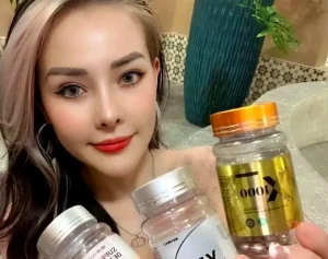 5 Sức khỏeTin tứcThứ sáu, 23/5/2025, 20:51 (GMT+7) Kiểm tra việc Ngân 98 'quảng cáo nổ' sản phẩm giảm cân Cục An toàn thực phẩm (Bộ Y tế) đang kiểm tra nội dung quảng cáo một số sản phẩm giảm cân do DJ Ngân 98 giới thiệu, nghi có dấu hiệu vi phạm quy định. Ngày 23/5, ông Chu Quốc Thịnh, Cục phó Cục An toàn thực phẩm, cho hay các sản phẩm giảm cân Ngân 98 quảng cáo đã được công bố theo quy định, nhưng nội dung quảng cáo đang được rà soát lại do có dấu hiệu quảng cáo vượt quá công dụng được phép. "Nếu phát hiện sai phạm, chúng tôi sẽ xử lý nghiêm", ông Thịnh nói, thêm rằng theo quy định, quảng cáo thực phẩm bảo vệ sức khỏe phải đăng ký nội dung trước khi phát hành. Tuy nhiên, thời gian qua, xuất hiện tình trạng một số cá nhân quảng cáo sai quy định. Các vi phạm gồm: quảng cáo sản phẩm chưa được đăng ký công bố, chưa xác nhận nội dung quảng cáo với cơ quan thẩm quyền, nội dung vượt quá tính năng của sản phẩm đã công bố. Ba sản phẩm viên uống giảm cân do Ngân 98 quảng cáo gồm X3 (Super Detox X3), X7 Plus và X1000, được bán trên các sàn thương mại điện tử và nhiều nền tảng mạng xã hội. Các sản phẩm được quảng cáo chứa "thành phần hoàn toàn từ thiên nhiên", "giảm cân cấp tốc 3-5 kg một liệu trình", "không tác dụng phụ", có hiệu quả với những người "cơ địa khó giảm"... Nhiều người cho rằng những quảng cáo này phóng đại hiệu quả sản phẩm, dễ khiến người tiêu dùng hiểu lầm. Hôm 21/5, Giám đốc Sở An toàn thực phẩm TP HCM Phạm Khánh Phong Lan cho biết đơn vị này kiểm tra các sản phẩm giảm cân do DJ Ngân 98 quảng cáo và kinh doanh, do xuất hiện nghi vấn chứa chất cấm. Động thái này diễn ra sau khi mạng xã hội lan truyền video tranh cãi giữa DJ Ngân 98 và một người bán hàng khác, công kích nhau về độ an toàn sản phẩm giảm cân của đôi bên. Sản phẩm được giới thiệu là sản xuất tại nhà máy đạt chuẩn GMP thuộc cụm công nghiệp Đan Phượng, Hà Nội; Công ty TNHH Thương mại dịch vụ Zubu ở quận Gò Vấp, TP HCM, chịu trách nhiệm chất lượng và phân phối. Thời điểm kiểm tra văn phòng công ty này đóng cửa nên chưa lấy được mẫu, nơi sản xuất sản phẩm thì ở Hà Nội. Hiện chưa rõ chất lượng những sản phẩm giảm cân trên. Hôm qua, trên trang cá nhân, Ngân 98 cho biết đã cung cấp cho cơ quan chức năng đầy đủ giấy tờ liên quan đến 3 sản phẩm giảm cân mà cô quảng cáo là viên uống giảm cân X7 Plus, Super Detox X3 và X1000. Hồ sơ gồm công bố sản phẩm, hợp đồng sản xuất, phiếu kiểm nghiệm sản phẩm, hóa đơn đỏ, giấy chứng nhận đủ điều kiện sản xuất, hợp đồng thuê hình ảnh quảng bá. Nữ DJ nghi ngờ đây là vụ việc có yếu tố dàn dựng, có tổ chức để vu khống hãm hại xúc phạm danh dự uy tín. Ngành y tế TPHCM đang tiếp tục xác minh vụ việc, chưa kết luận. DJ Ngân 98 giới thiệu các viên uống giảm cân trên Facebook cá nhân. DJ Ngân 98 giới thiệu các viên uống giảm cân trên Facebook cá nhân