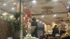 Lực lượng chức năng đột kích quán karaoke ở Hà Nội, phát hiện hàng chục thanh niên phê ma tuý.