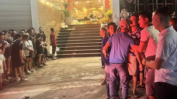 Người dân hiếu kỳ tập trung trước quán karaoke Q.T.