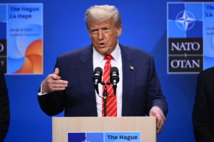 Tổng thống Mỹ Donald Trump trả lời họp báo tại Hà Lan ngày 25/6. Ảnh: AFP