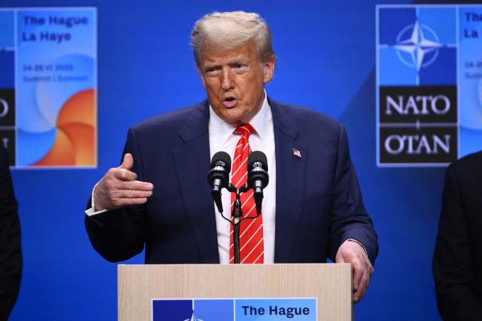 Tổng thống Mỹ Donald Trump trả lời họp báo tại Hà Lan ngày 25/6. Ảnh: AFP
