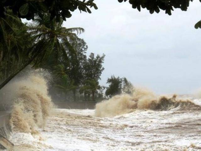Bão Wipha mạnh lên khi vào Biển Đông.