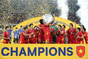 Cầu thủ Việt Nam trong khoảnh khắc nâng cup vô địch U23 Đông Nam Á 2025 trên sân Gelora Bung Karno, Jakarta, Indonesia tối 29/9.