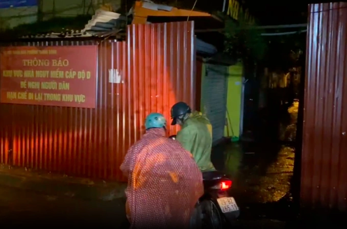 Người dân cuối cùng được hỗ trợ di dời khỏi chung cư nguy hiểm G6A Thành Công để tránh trú bão.