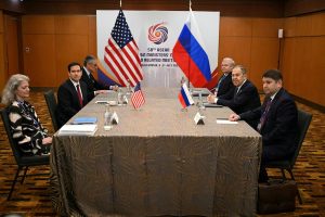 Ngoại trưởng Mỹ Marco Rubio gặp Ngoại trưởng Nga Sergei Lavrov (ảnh: Reuters)