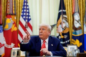 Tổng thống Trump sẽ áp thuế hàng loạt và gửi thư thông báo thuế quan tới các nước từ thứ Sáu