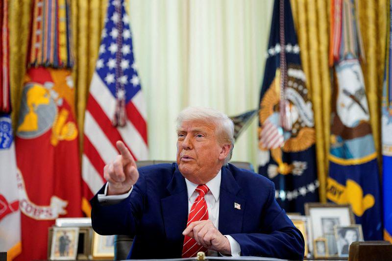 Tổng thống Trump sẽ áp thuế hàng loạt và gửi thư thông báo thuế quan tới các nước từ thứ Sáu