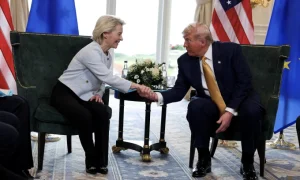 Tổng thống Mỹ Donald Trump bắt tay Chủ tịch Ủy ban châu Âu Ursula von der Leyen, tại Turnberry, Scotland hôm 27/7