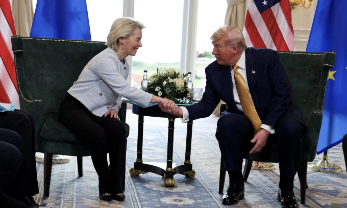 Tổng thống Mỹ Donald Trump bắt tay Chủ tịch Ủy ban châu Âu Ursula von der Leyen, tại Turnberry, Scotland hôm 27/7