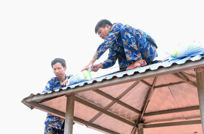 Bộ đội Hải Quân vùng 1 gia cố mái nhà
