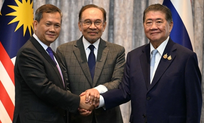 Thủ tướng Campuchia Hun Manet (trái), Thủ tướng Malaysia Anwar Ibrahim (giữa) và quyền Thủ tướng Thái Lan Phumtham Wechayachai (phải) tại họp báo chiều 28/7.