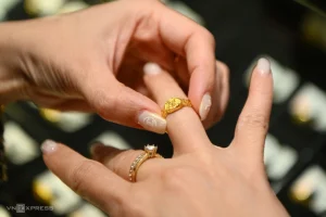 Khách hàng thử vàng trang sức tại một cửa hàng trên đường Trần Nhân Tông (Hà Nội). Ảnh: Giang Huy
