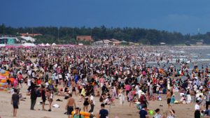 Bãi biển Vũng Tàu ken đặc khách du lịch