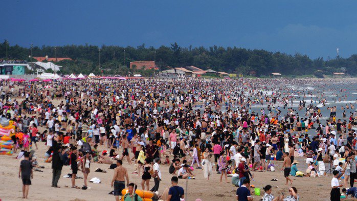 Bãi biển Vũng Tàu ken đặc khách du lịch