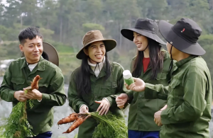 Hoa hậu Thùy Tiên (thứ 2 từ phải qua), Hằng Du Mục, Quang Linh Vlogs (ngoài cùng bên trái) trong lần quảng cáo ở "vùng nguyên liệu" làm kẹo Kera.