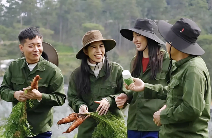 Hoa hậu Thùy Tiên (thứ 2 từ phải qua), Hằng Du Mục, Quang Linh Vlogs (ngoài cùng bên trái) trong lần quảng cáo ở "vùng nguyên liệu" làm kẹo Kera.