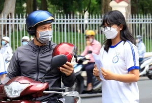 huynh thuận lợi đưa đón, theo dự kiến của Sở Giáo dục. Thông tin được ông Hồ Tấn Minh, Chánh văn phòng Sở Giáo dục và Đào tạo, chia sẻ tại cuộc họp với các hiệu trưởng THCS, THPT, chiều 10/9. "Các trường ngưng ngay việc cho học sinh ra về lúc 15h rồi yêu cầu phụ huynh đến đón. Ngành giáo dục không thể làm khó người lao động như vậy", ông nói. Ông cho biết sắp tới Sở sẽ hướng dẫn giờ vào lớp cho các cấp học để có sự thống nhất. Dự kiến, giờ vào học buổi sáng từ 7h, muộn nhất 8h, tùy khối lớp. Giờ tan trường buổi sáng khoảng 10h30 trở đi, buổi chiều không kết thúc trước 16h30. Phó giám đốc Sở Nguyễn Bảo Quốc cũng nhấn mạnh các trường cần tính toán giờ ra vào lớp sao cho phụ huynh thuận lợi đưa đón. "Một số trường dạy buổi sáng 5 tiết, buổi chiều chỉ dạy 2 tiết rồi cho học sinh đi về là không được", ông Quốc nói. Phụ huynh TP HCM đưa con đến điểm thi tốt nghiệp THPT, tháng 6. Ảnh: Nguyệt Minh Phụ huynh TP HCM đưa con đến điểm thi tốt nghiệp THPT, tháng 6
