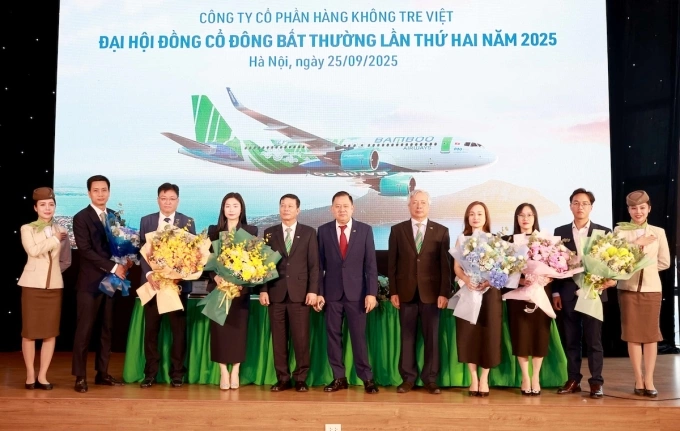 Ba thành viên HĐQT mới của Bamboo Airways, gồm ông Bùi Quang Dũng (ngoài cùng bên trái), ông Trương Phương Thành (thứ 2 từ trái), bà Phùng Thị Thu Thảo (thứ 3 từ trái). 
