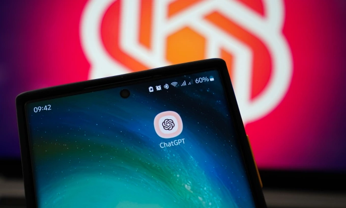 Logo ChatGPT trên một chiếc smartphone