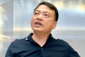 Shark Bình trên livestream trưa 6/10. Ảnh chụp màn hình.