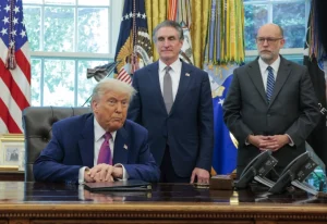 Tổng thống Donald Trump (trái), Bộ trưởng Nội vụ Doug Burgum (giữa) và Giám đốc Văn phòng Quản lý và Ngân sách Russell Vought tại Nhà Trắng ngày 10/6. Ảnh: AFP