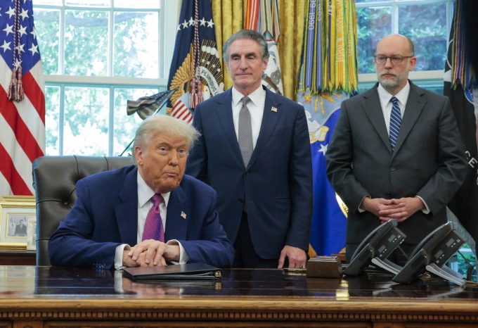 Tổng thống Donald Trump (trái), Bộ trưởng Nội vụ Doug Burgum (giữa) và Giám đốc Văn phòng Quản lý và Ngân sách Russell Vought tại Nhà Trắng ngày 10/6. Ảnh: AFP