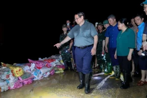 Thủ tướng Phạm Minh Chính kiểm tra công tác ứng phó với mưa lũ tại các xã Trung Giã, Đa Phúc, TP Hà Nội tối 9/10. Ảnh: Nhật Bắc